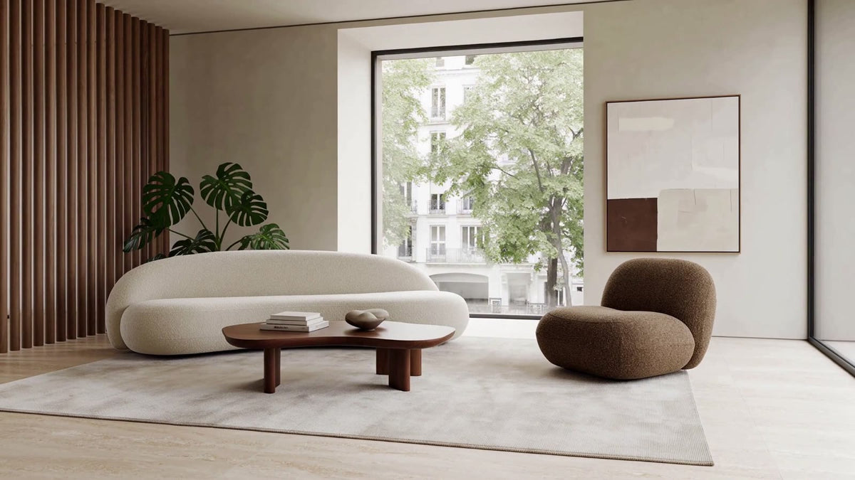 Espace de présentation du mobilier Swaap : canapé sculptural, fauteuil et table basse.