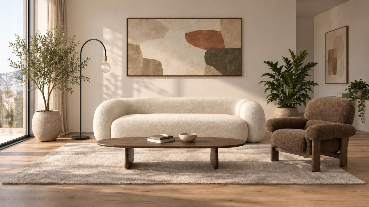 Salon aménagé par Swaap : canapé bouclette, fauteuil, table basse et tableau